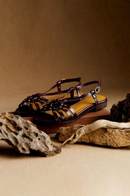 Gilbia - Sandalias Tachuelas Metálicas y Aberturas en Marrón Oscuro