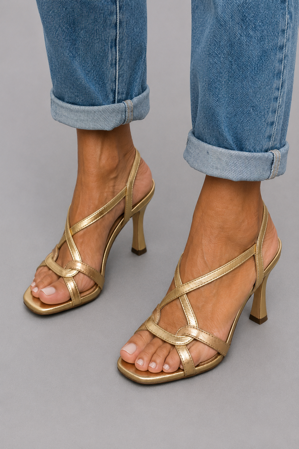 Estíbaliz - Tacones Dorados Metálicos con Tiras Cruzadas
